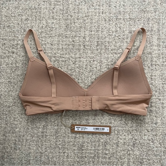 SKIMS Wireless Form Push Up Plunge Bra Clay - Picture 5 of 6